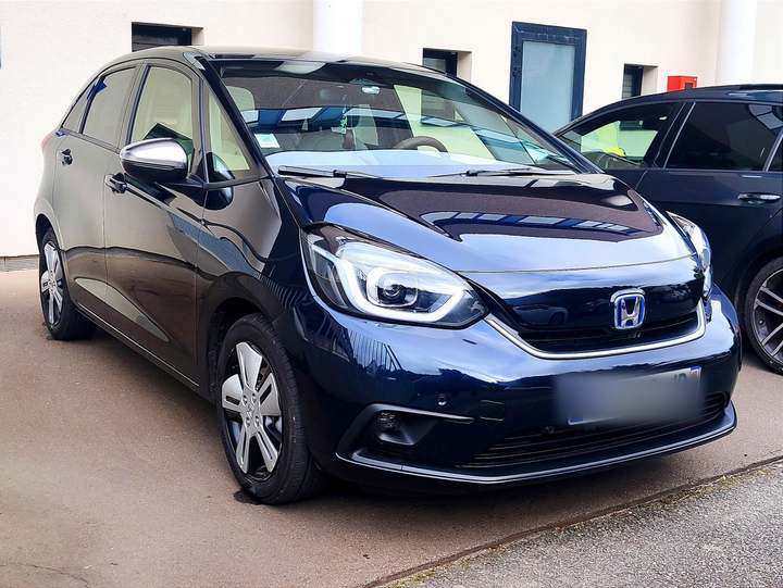 Honda Jazz bleu nuit vue de trois quarts avant sur un parking